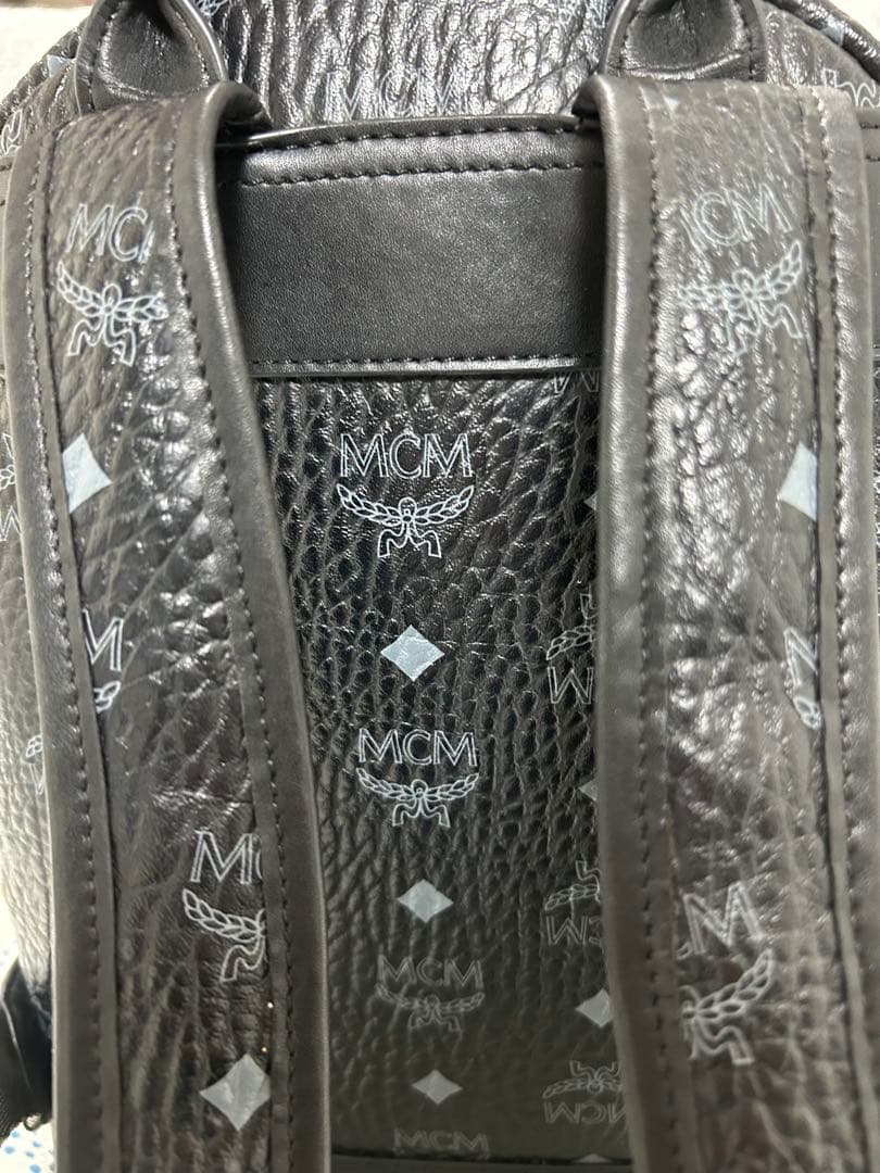 美品＊正規品MCM サイドスタッズ付き バックパック 総柄　黒