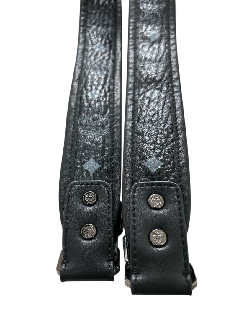 美品＊正規品MCM サイドスタッズ付き バックパック 総柄　黒