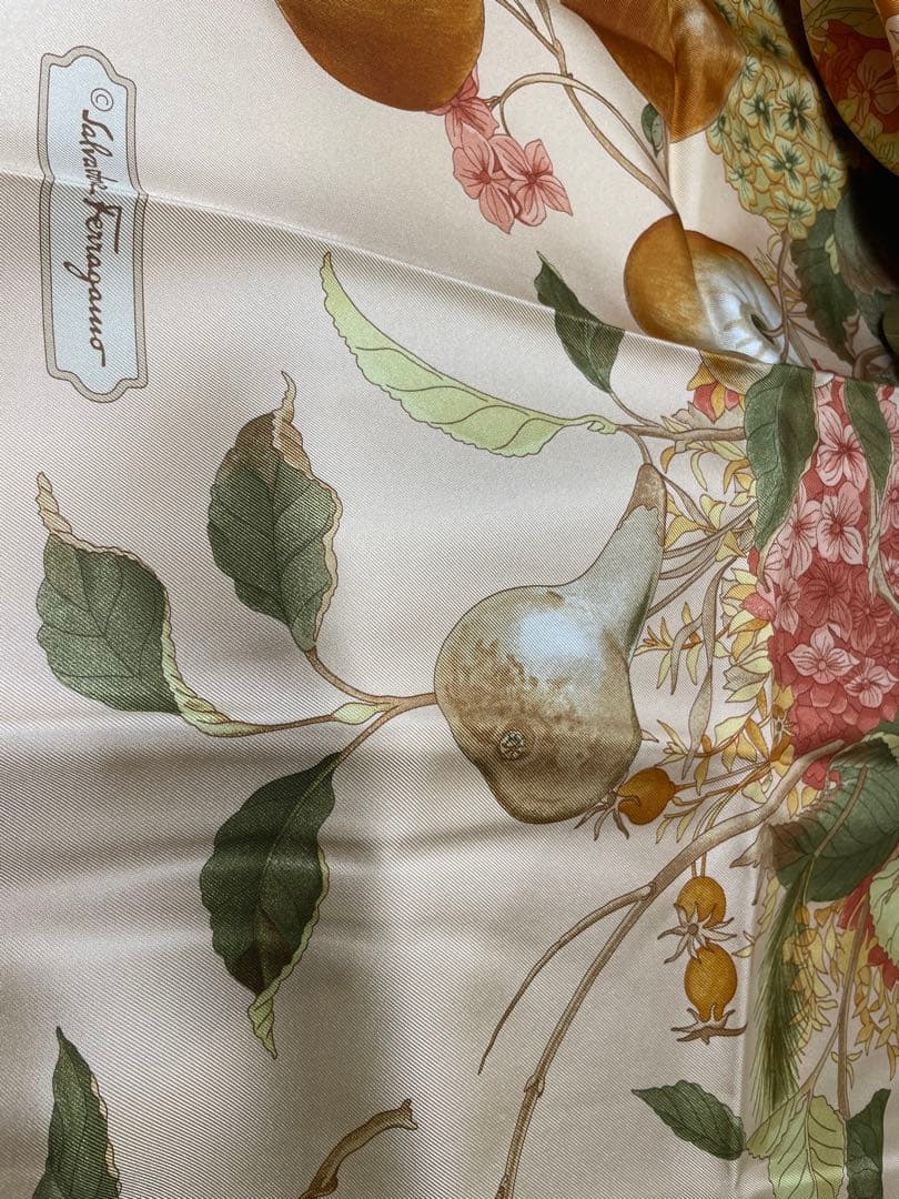 新品未使用】フェラガモ Ferragamo 果実スカーフ 85✖️85センチ