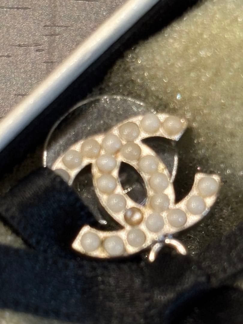 CHANEL パール型ピアス CCロゴ付き
