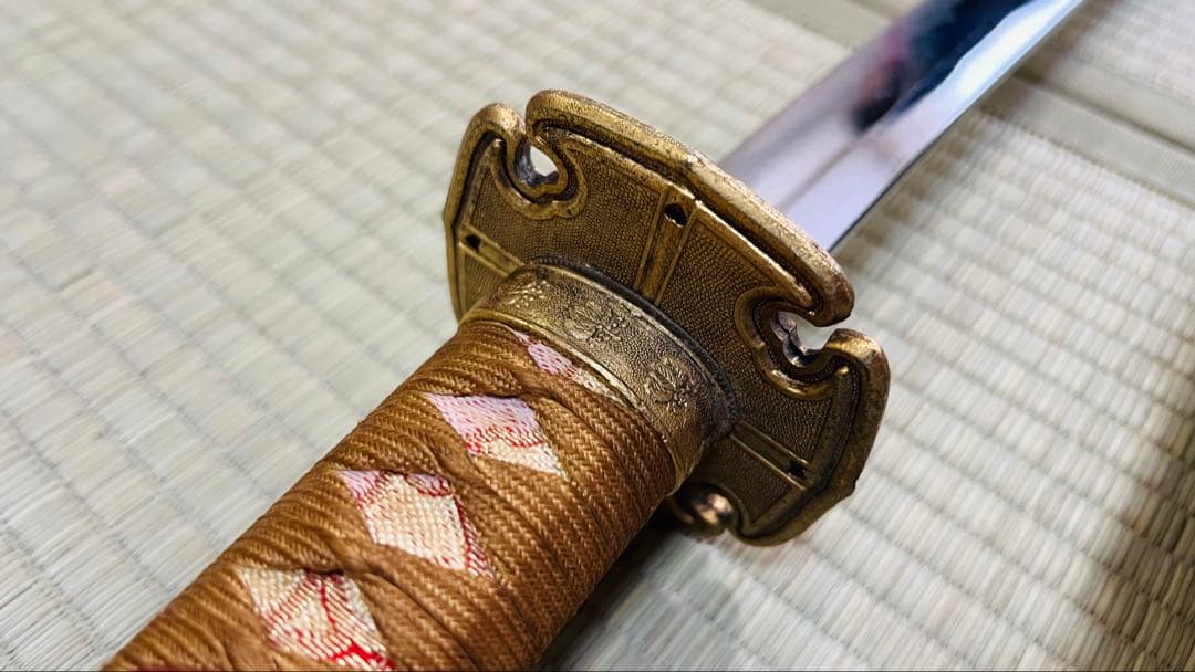 模造刀 太刀 桐家紋 梨子地塗り 龍目貫 陣太刀 やや難あり 250505-2