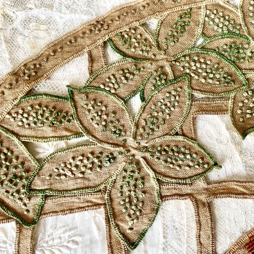 トラ猫の刺繍飾り生地　ナップ　ファブリック　フランスアンティーク　ねこネコレース