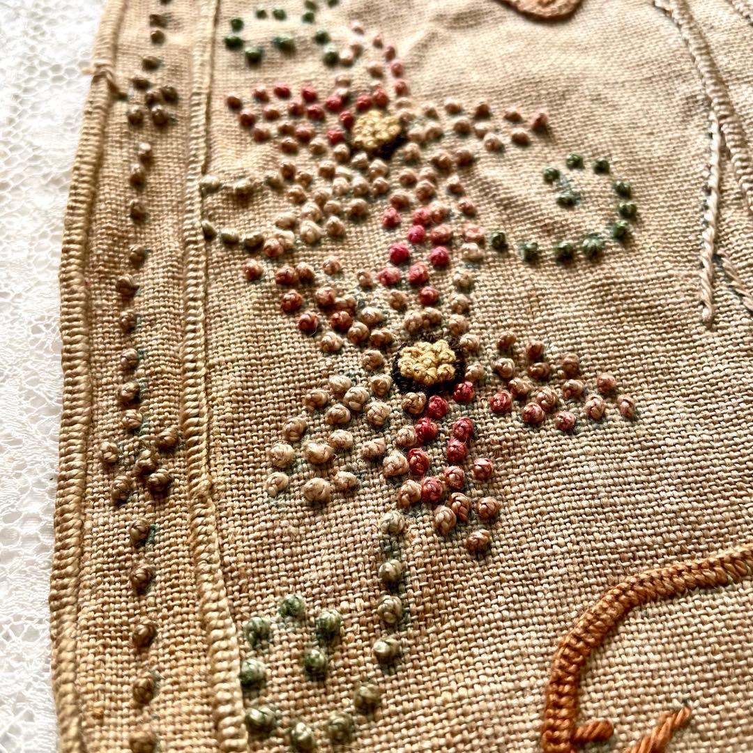 トラ猫の刺繍飾り生地　ナップ　ファブリック　フランスアンティーク　ねこネコレース