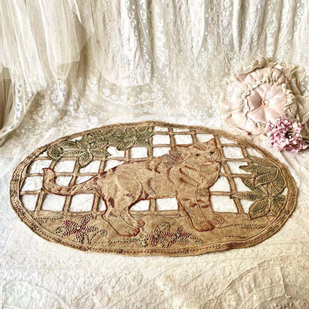 トラ猫の刺繍飾り生地　ナップ　ファブリック　フランスアンティーク　ねこネコレース