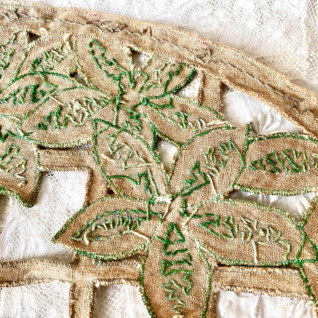 トラ猫の刺繍飾り生地　ナップ　ファブリック　フランスアンティーク　ねこネコレース