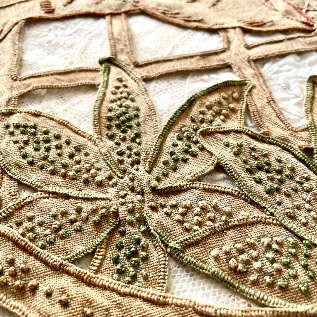 トラ猫の刺繍飾り生地　ナップ　ファブリック　フランスアンティーク　ねこネコレース