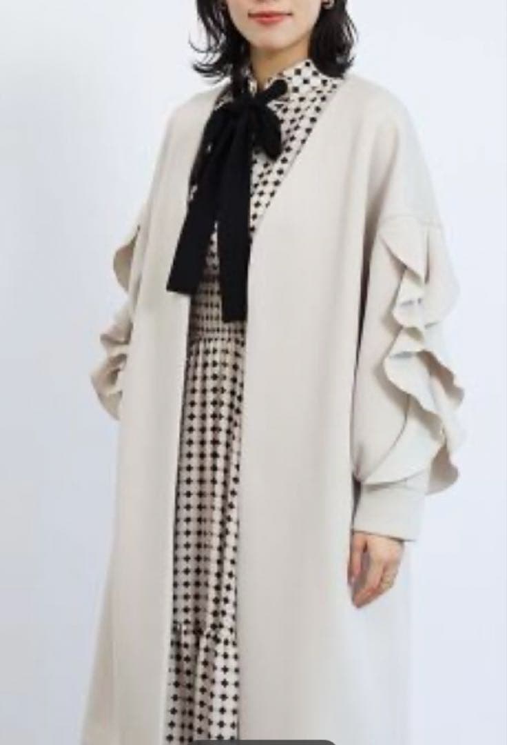 ヤマダヤ フェンネル　Vネックフリルスリーブコート