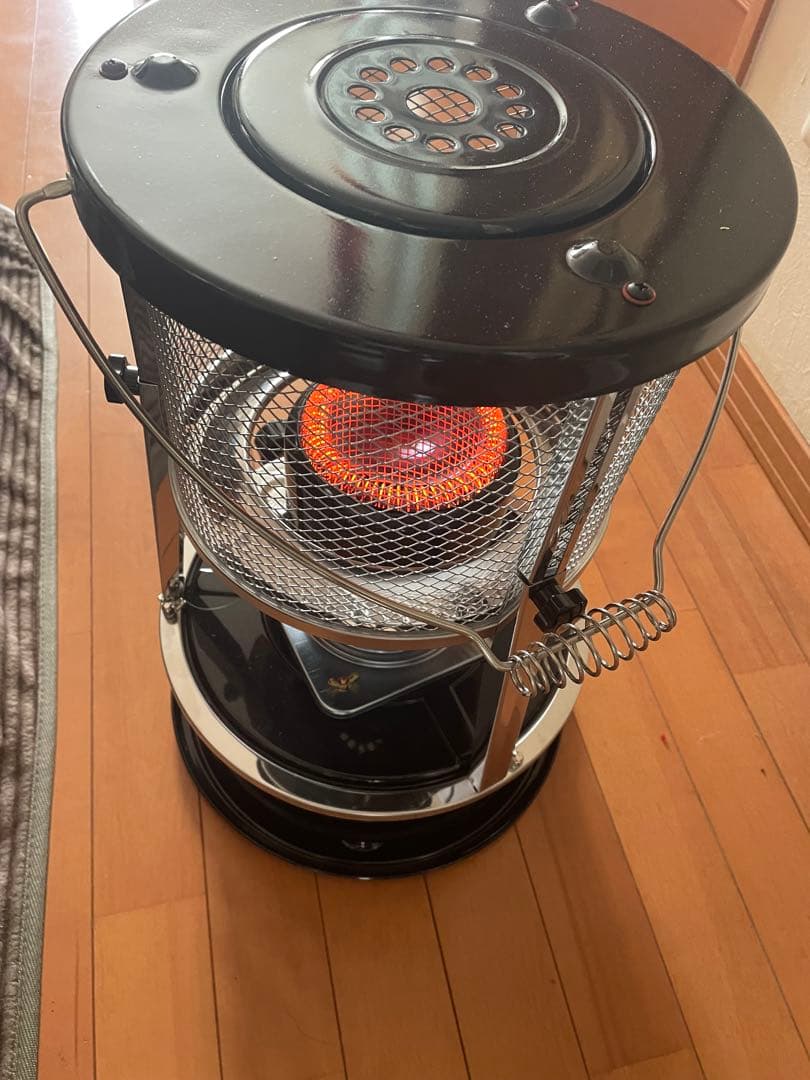 メッシュカバー付きブラックストーブ