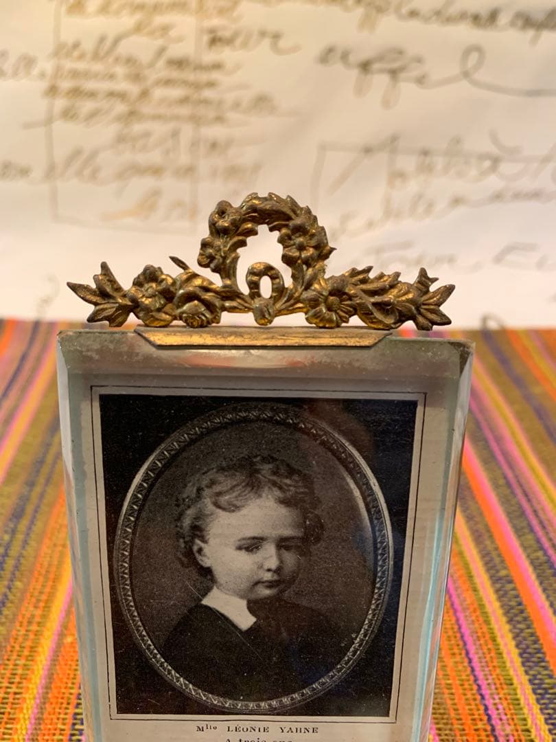 フランス製　アンティークの真鍮リボン細工が素敵な写真立て！写真も可愛いです！