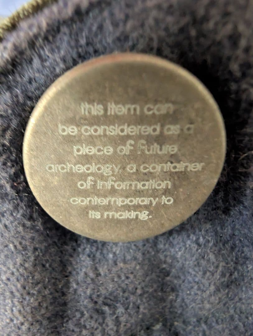 フセイン・チャラヤン　紺色のパンツ