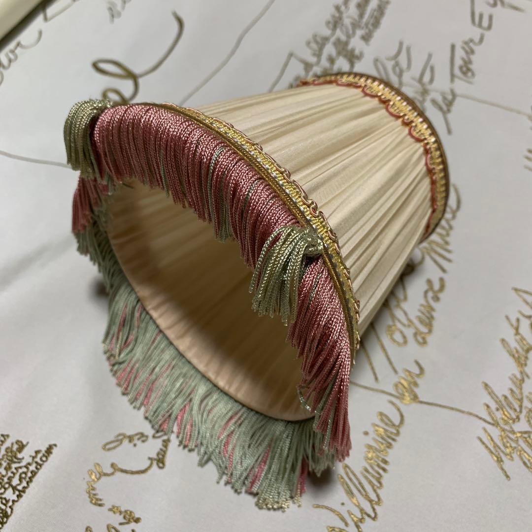 フランスアンティーク　高さ42㎝の陶器の薔薇付きシェードが可愛いスリムなランプ！