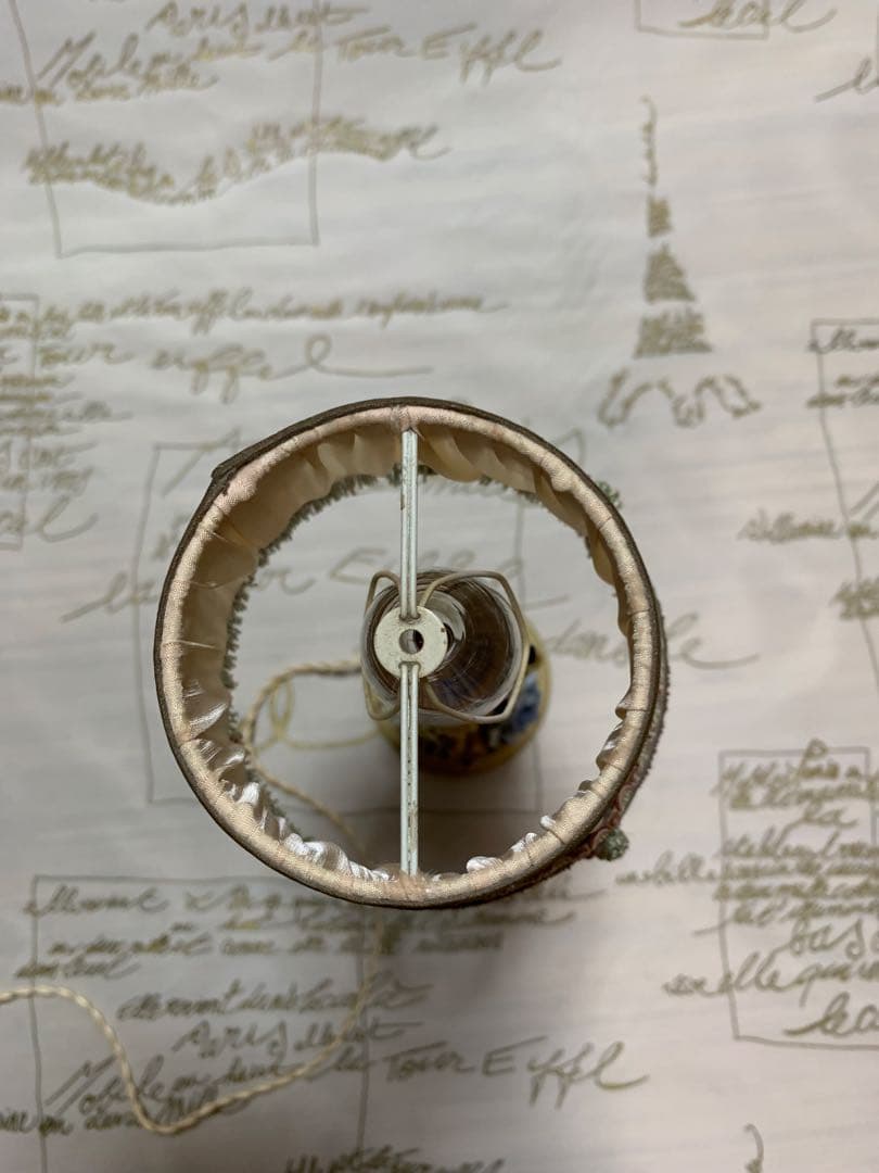 フランスアンティーク　高さ42㎝の陶器の薔薇付きシェードが可愛いスリムなランプ！