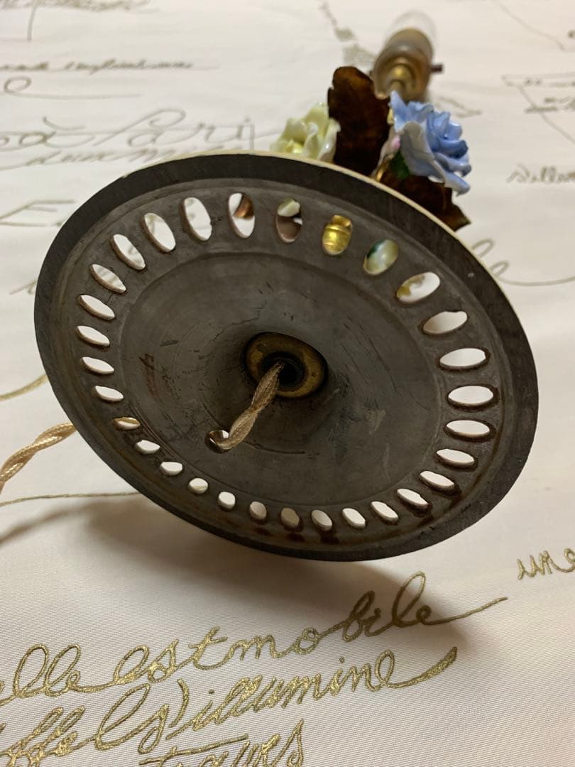 フランスアンティーク　高さ42㎝の陶器の薔薇付きシェードが可愛いスリムなランプ！