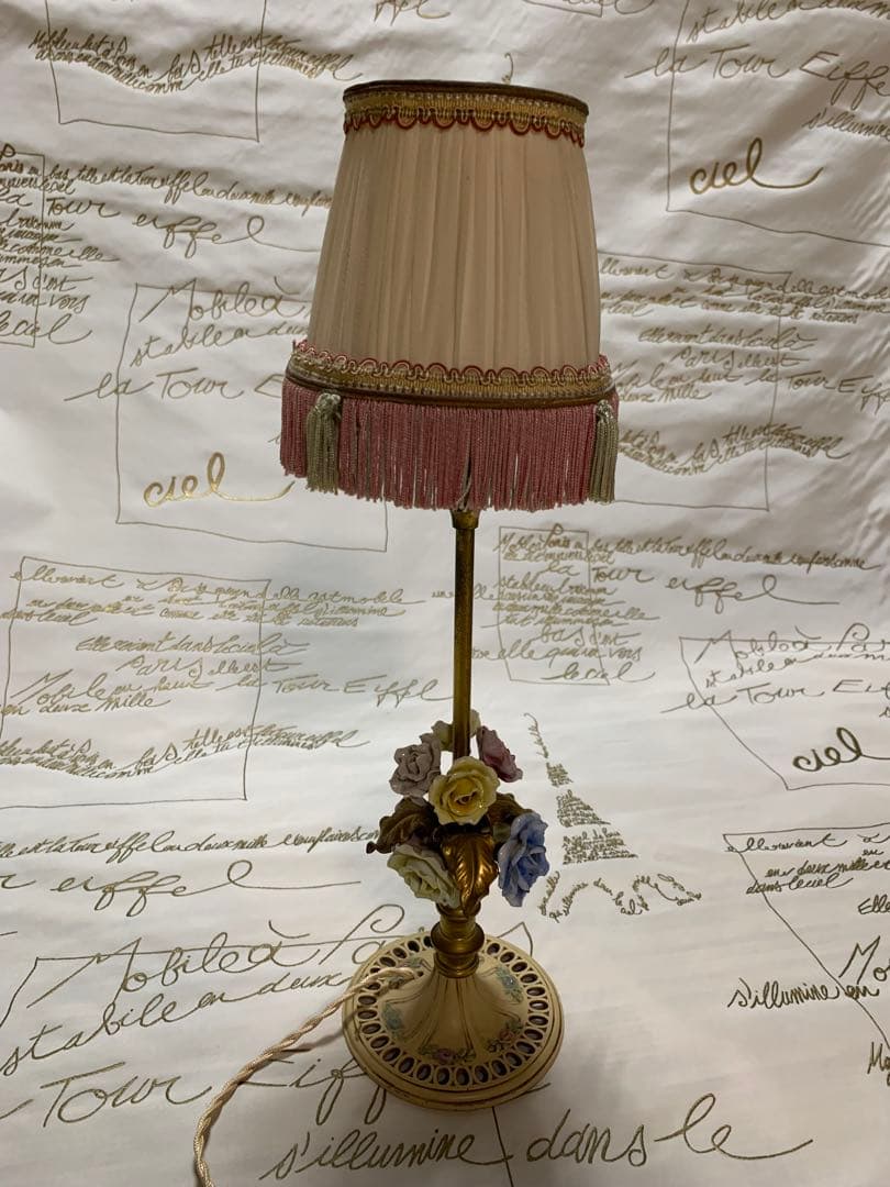フランスアンティーク　高さ42㎝の陶器の薔薇付きシェードが可愛いスリムなランプ！