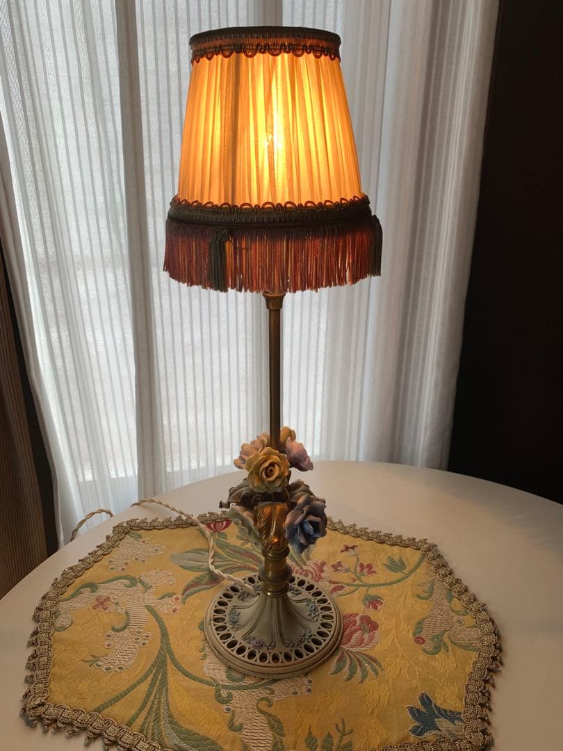 フランスアンティーク　高さ42㎝の陶器の薔薇付きシェードが可愛いスリムなランプ！