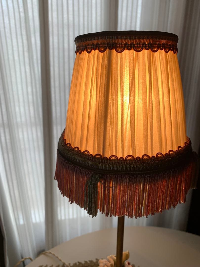 フランスアンティーク　高さ42㎝の陶器の薔薇付きシェードが可愛いスリムなランプ！