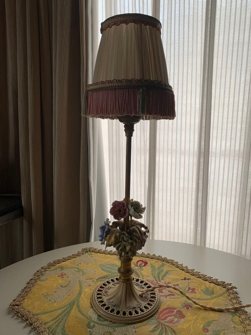 フランスアンティーク　高さ42㎝の陶器の薔薇付きシェードが可愛いスリムなランプ！