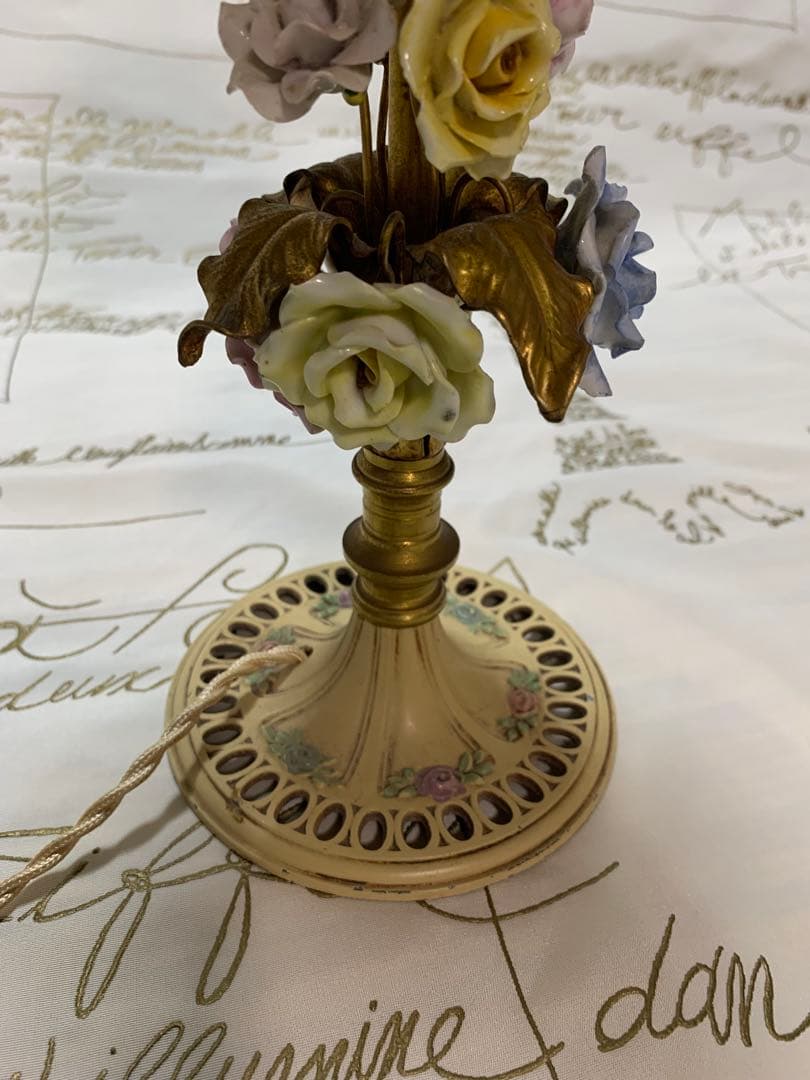 フランスアンティーク　高さ42㎝の陶器の薔薇付きシェードが可愛いスリムなランプ！
