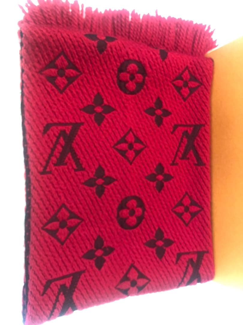 Louis Vuitton レッド マフラー　箱つき