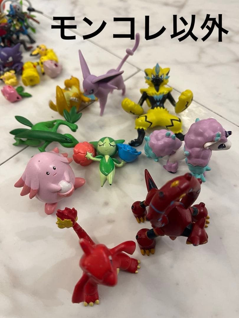 公*o様 モンコレ55個と破損あり8個大量セットにモンコレ以外のおまけ大量セット
