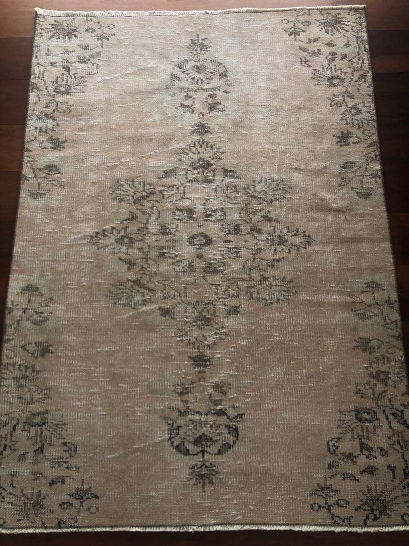 ヴィンテージラグ　トルコ　ベージュオーバーダイ　アナトリア　フローラルメダリオン