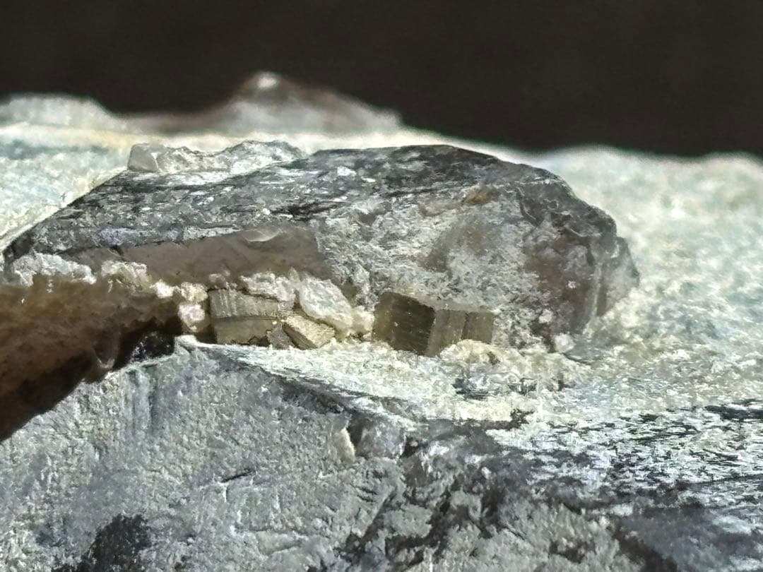 《スノーキャップモリオン原石＊パイライト共生》