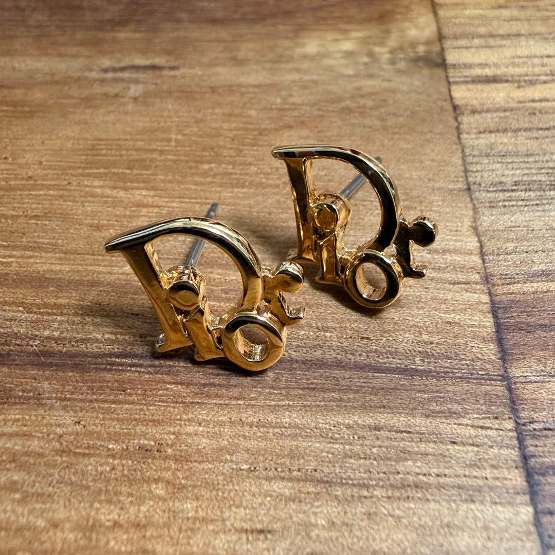 KY64 Christian Dior ロゴ ピアス ゴールドカラー - メルカリ