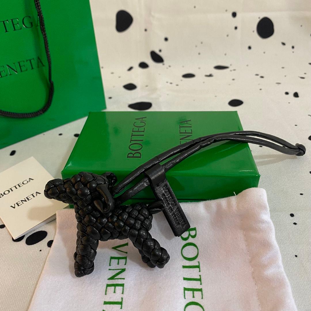 Bottega Veneta ブラック 犬型 レザーチャーム/ペンダント - メルカリ