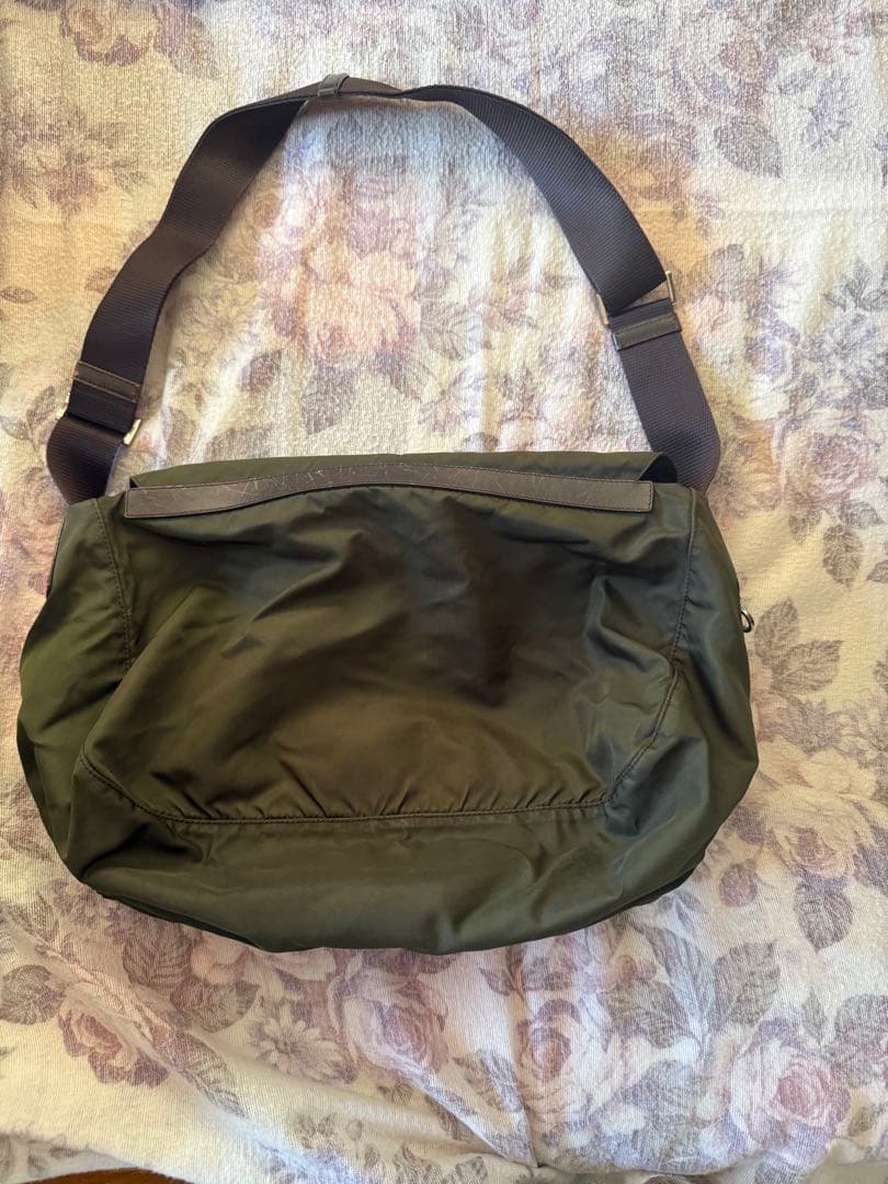 Prada オリーブグリーン ショルダーバッグ