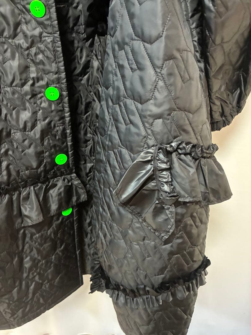 ジャケット・アウター RABBIT QUILT VARIOUS FRILL COAT / F2