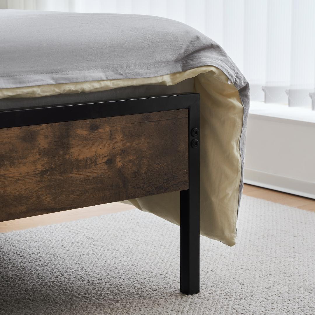 【限定赤字価格ｘ送料無料】ベッドフレーム（SD） パイプベッド コンセント付き