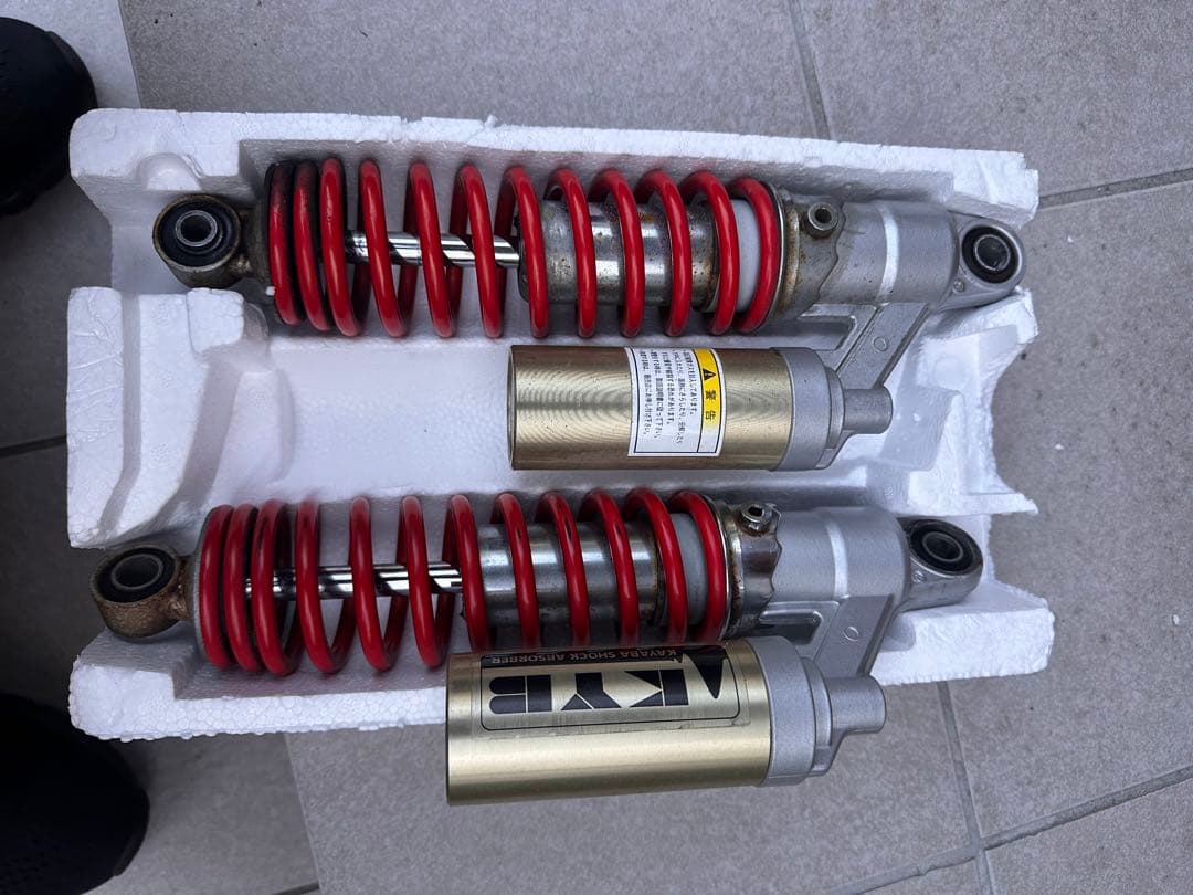 KYB ダブルショックアブソーバー 赤/銀