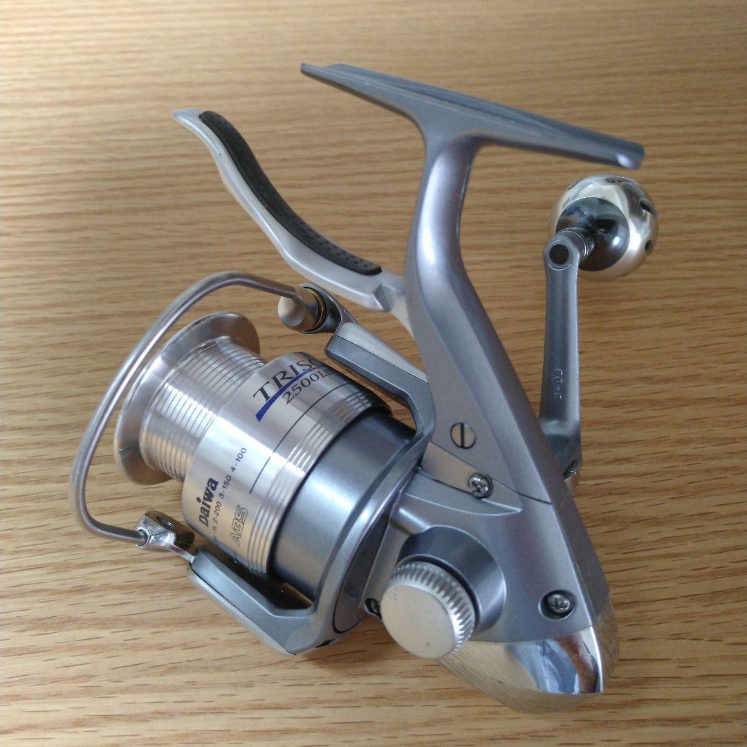 トライソ2500LBDスピニングリール（ ハンドルノブ：ウルクスミッドエアー）