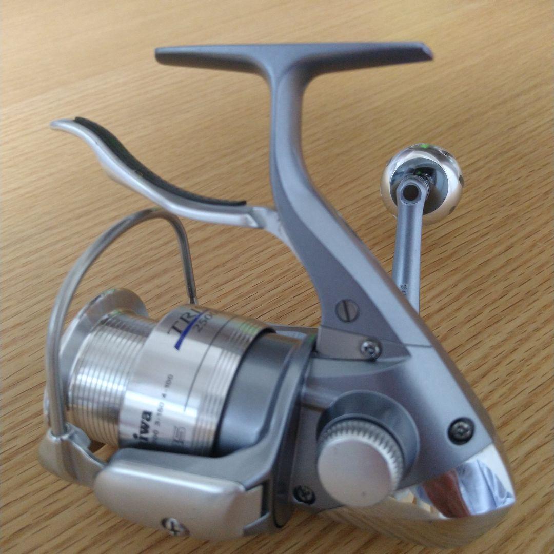 トライソ2500LBDスピニングリール（ ハンドルノブ：ウルクスミッドエアー）