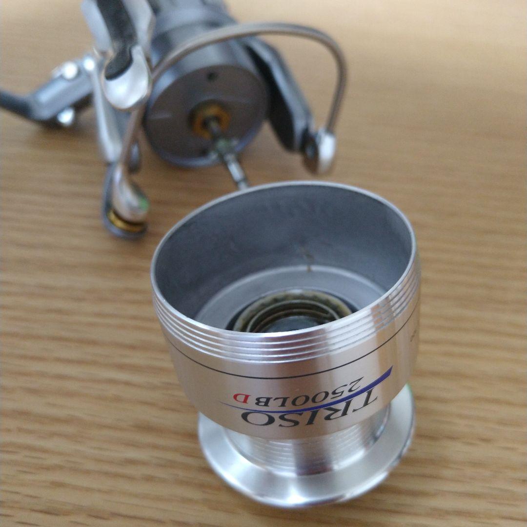 トライソ2500LBDスピニングリール（ ハンドルノブ：ウルクスミッドエアー）