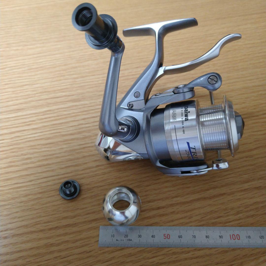 トライソ2500LBDスピニングリール（ ハンドルノブ：ウルクスミッドエアー）