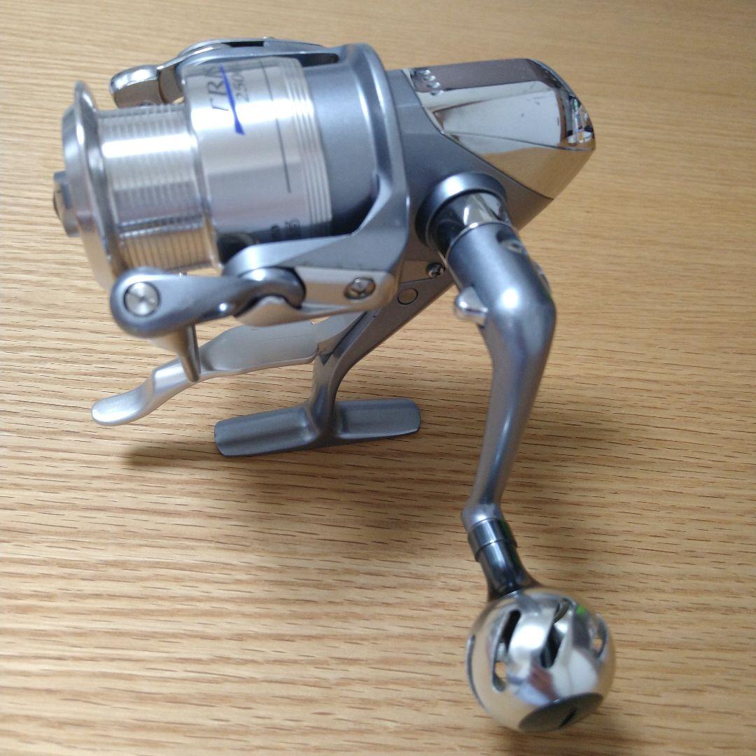 トライソ2500LBDスピニングリール（ ハンドルノブ：ウルクスミッドエアー）