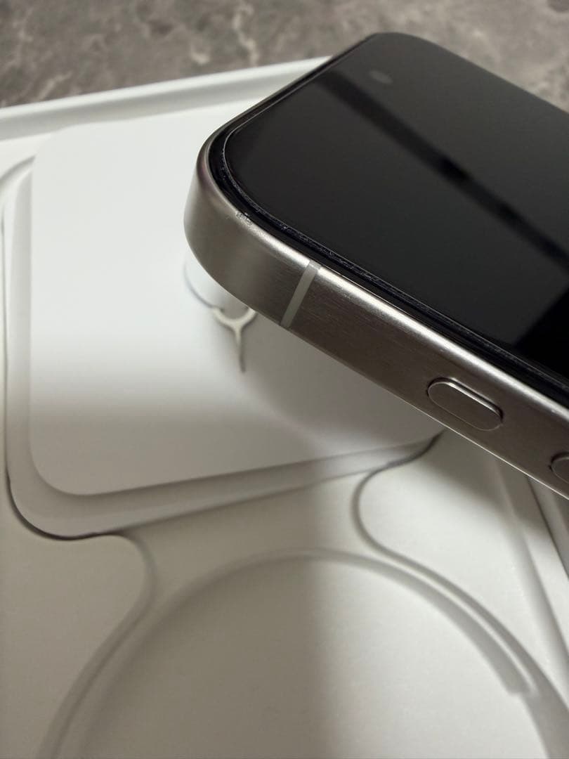 Apple iPhone15pro 256GB ホワイトチタニウム　simフリー