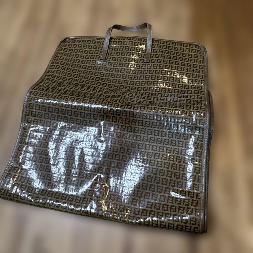 Fendi ロゴ入り 衣類カバー
