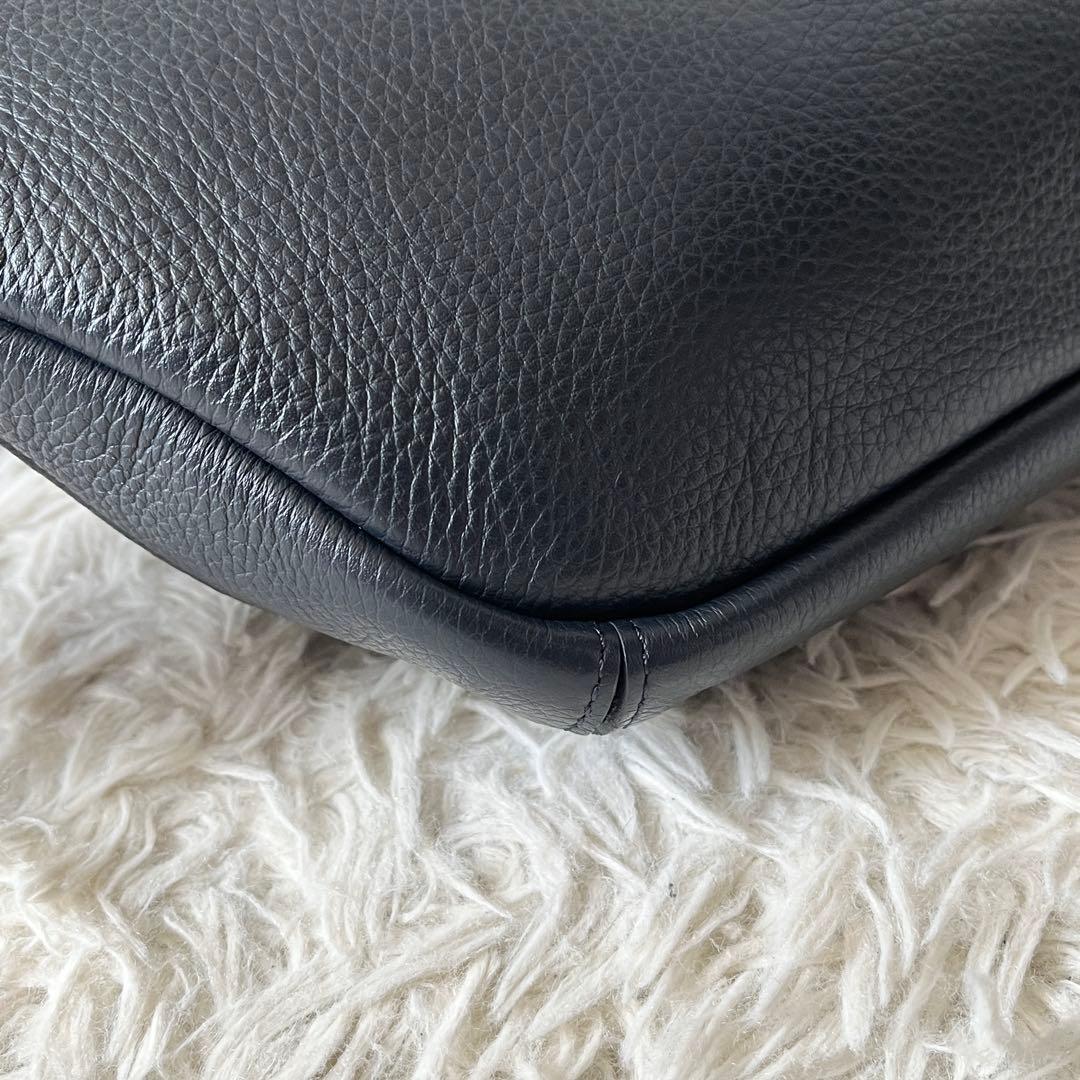 未使用✨ペッレモルビダ　ボディバッグ　メイデンボヤージュ　ネイビー　レザー　紺色