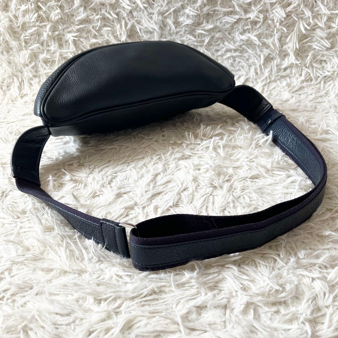 未使用✨ペッレモルビダ　ボディバッグ　メイデンボヤージュ　ネイビー　レザー　紺色