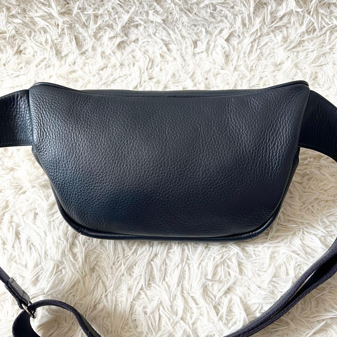 未使用✨ペッレモルビダ　ボディバッグ　メイデンボヤージュ　ネイビー　レザー　紺色