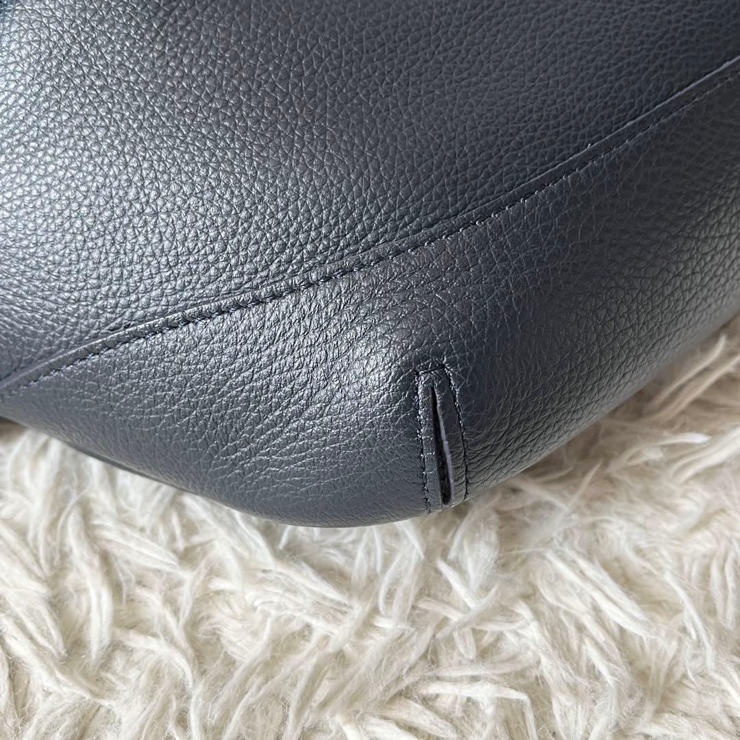 未使用✨ペッレモルビダ　ボディバッグ　メイデンボヤージュ　ネイビー　レザー　紺色