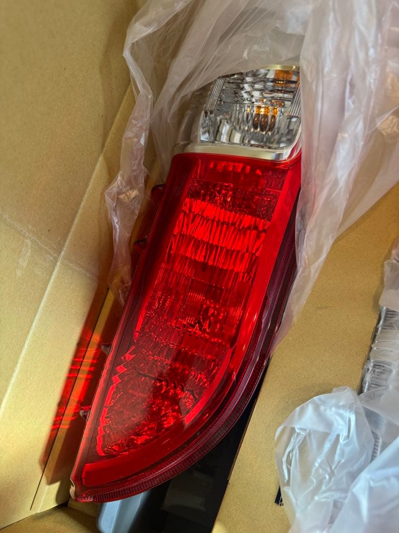 ハイエース8型　純正テールランプ　納車前外し