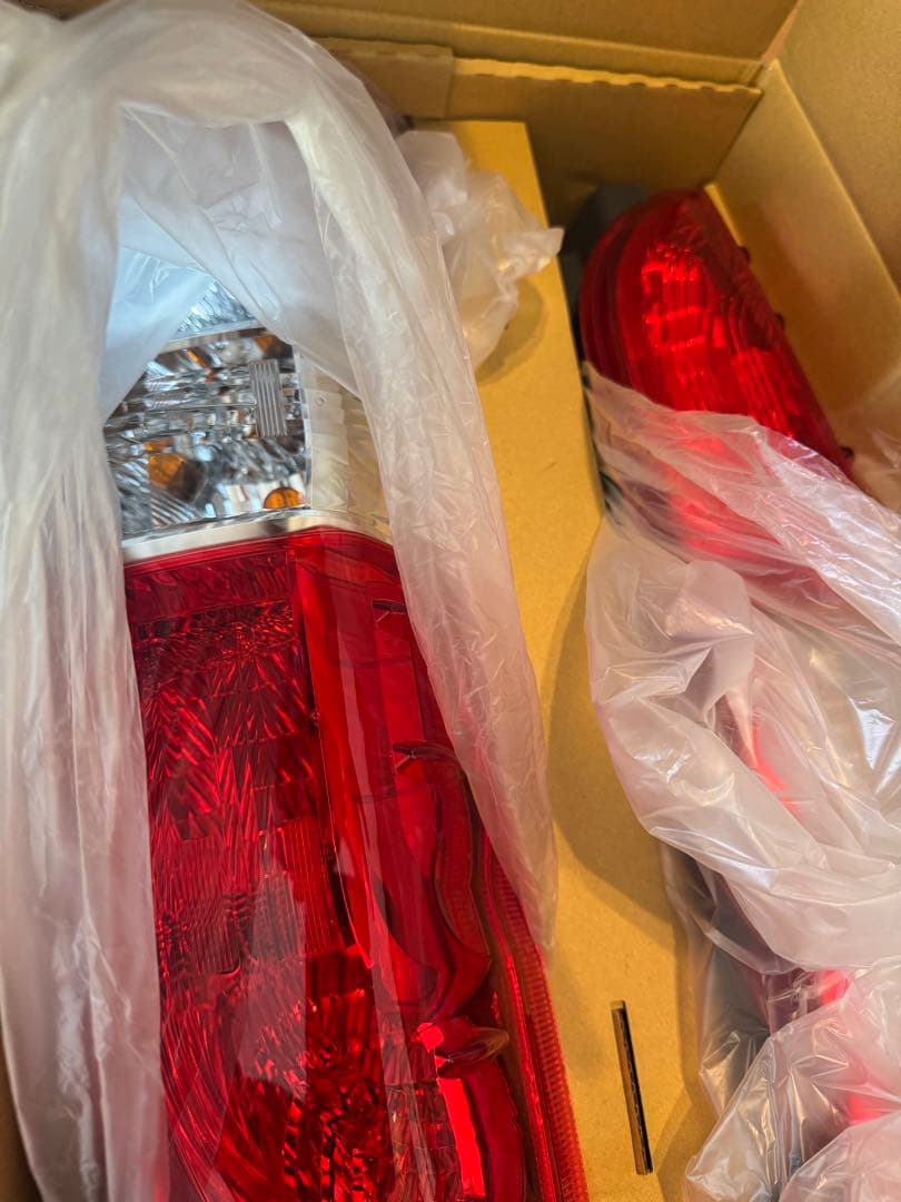 ハイエース8型　純正テールランプ　納車前外し