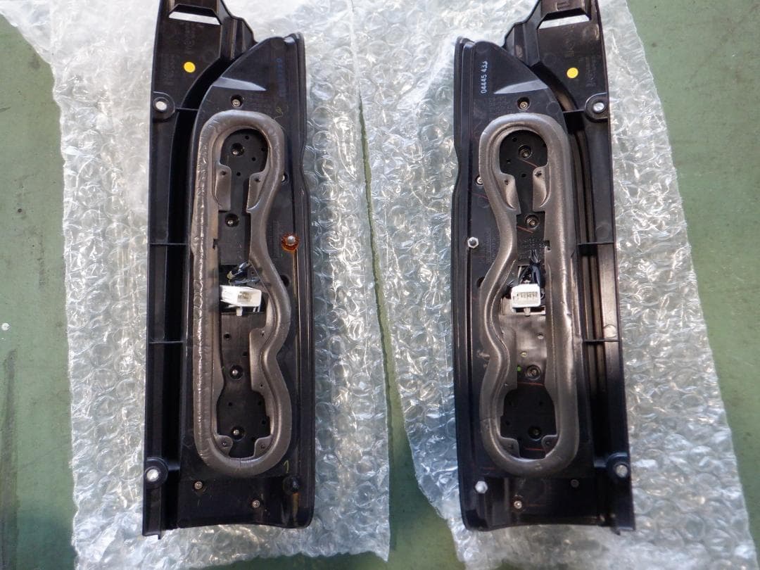 ハイエース　ヴァレンティ　テールランプ 　一部不灯