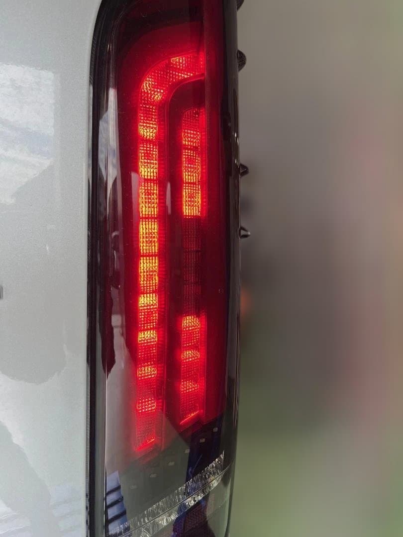 ハイエース　ヴァレンティ　テールランプ 　一部不灯