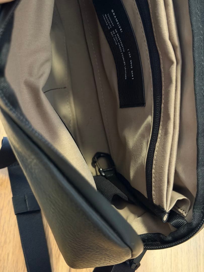 grams28 154 シティ・パック ブラックショルダーバッグ