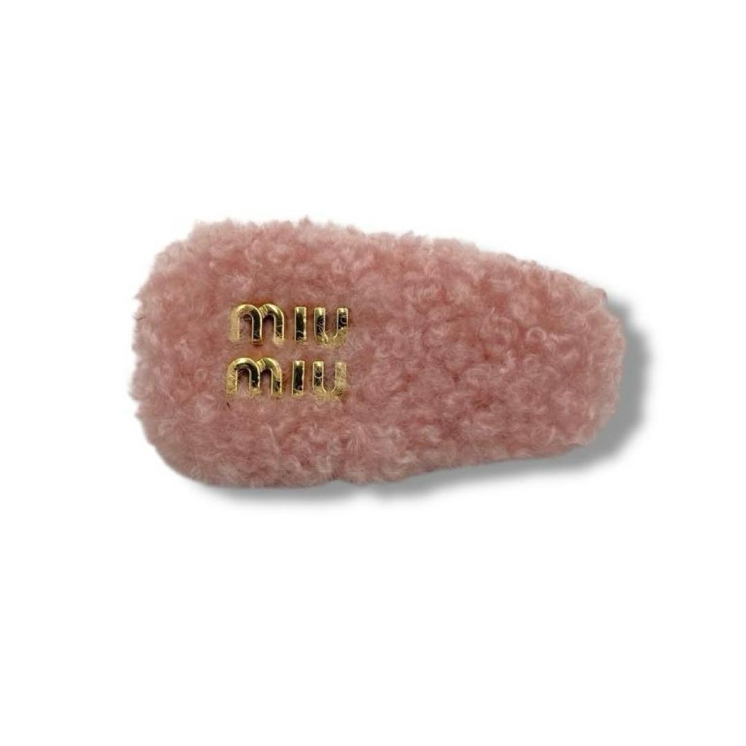 美品 MIUMIU シアリング ボア ロゴ クリップ ピン ピンク ミュウミュウ